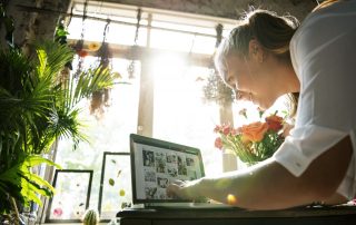 E-business flower shop marketing promote on social media