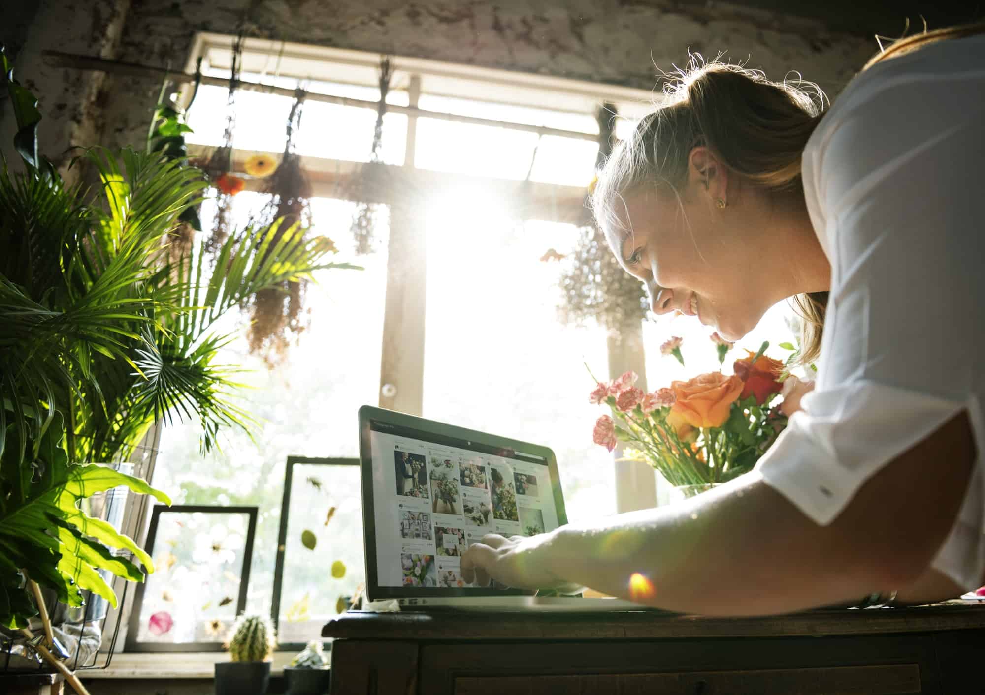E-business flower shop marketing promote on social media